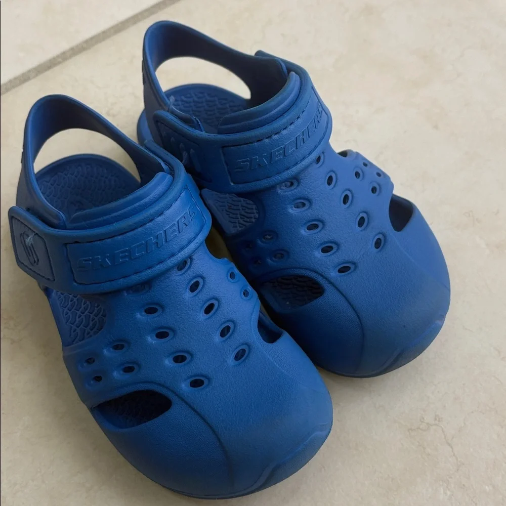 Skechers Kids Vibrant Blue foamies waves blast sandals lightweight / velcro 11